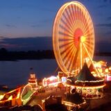 Die Fahrgeschäfte der Frühlingskirmes Düsseldorf sind auf dem Tonhallenufer aufgestellt.