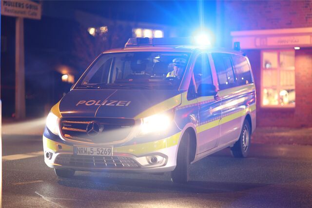 Auto der Polizei bei Nacht