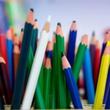 Buntstifte stehen in einer Kiste eines Kindergartens.