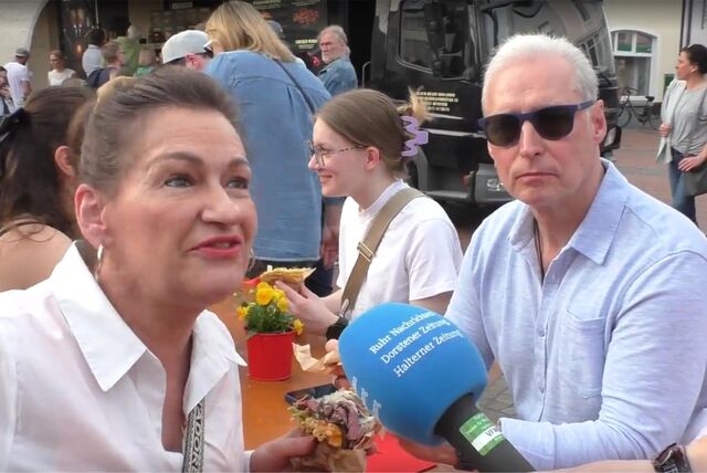 Besucher auf dem Streetfood-Festival „Cheatday“ 2024 in Haltern.