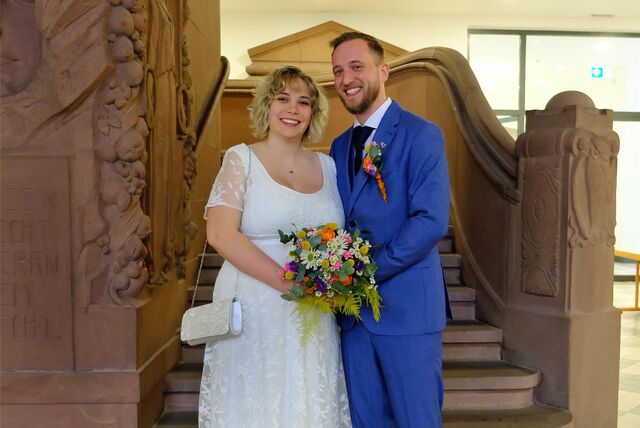 Das Brautpaar Michelle Borzym und Sebastian Emanuel Rodriguez Romero im Recklinghäuser Rathaus