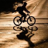 Ein Fahrradfahrer im Gegenlicht
