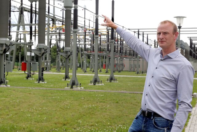 Amprion Projektleiter Christian Nöldemann erläutert die Technik des Umspannwerks Kusenhorst.