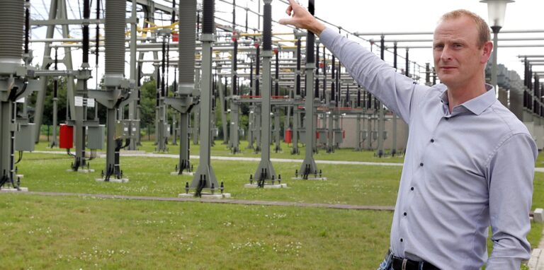 Amprion Projektleiter Christian Nöldemann erläutert die Technik des Umspannwerks Kusenhorst.