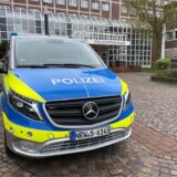 Ein Polizeiwagen steht vor dem Polizeipräsidium in Dortmund.