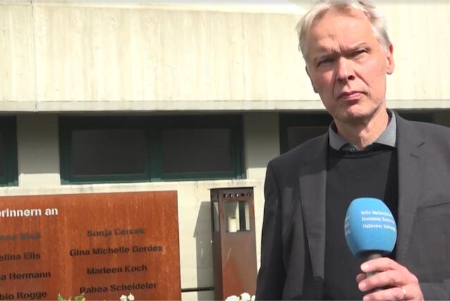 Ulricht Wessel vor der Gedenktafel für die Opfer der germanwings-katastrophe