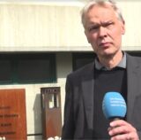 Ulricht Wessel vor der Gedenktafel für die Opfer der germanwings-katastrophe