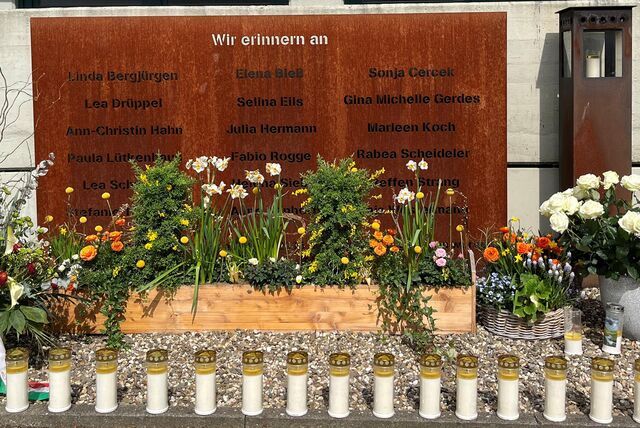 Die Erinnerungstafel am Gymnasium