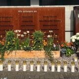 Die Erinnerungstafel am Gymnasium