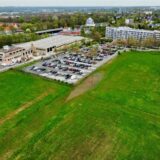 Rasen statt Wohnungen: Räumt DSW21 seine Hauptverwaltung (r.), soll das freiwerdende Grundstück inklusive der Parkplätze ebenfalls bebaut werden. Die geplante Grundschule mit Sporthalle könnte auf die Ex-Doego-Fläche (l.).