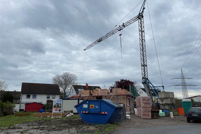 Im Baugebiet zwischen der Heerstraße und der Emscher in Habinghorst entsteht jetzt der erste Rohbau.