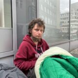 Timo lebt seit zehn Jahren auf der Straße. Die aktuelle Entwicklung in der Gesellschaft macht ihm Sorge.