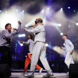 Der Sänger Ski Aggu (M) steht zusammen mit der Musikgruppe 01099 auf der Bühne