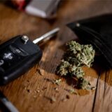 Cannabisblüten liegen auf einem Tisch neben einem Autoschlüssel.