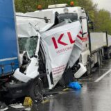 Ein weißer Transporter wurde bei dem Unfall völlig demoliert. Zwei Insassen erlitten schwerste Verletzungen.