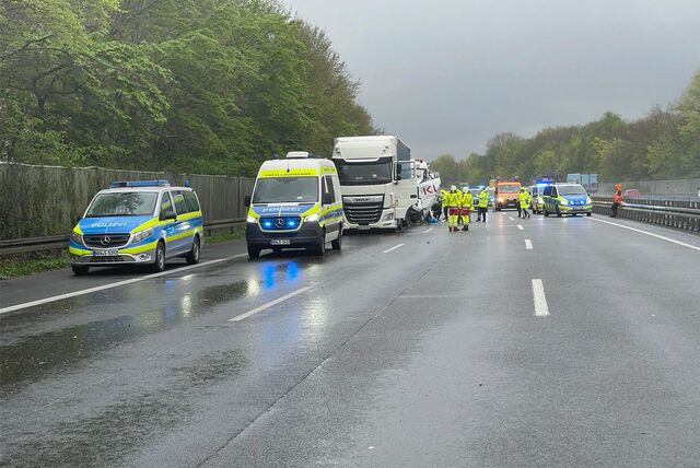 Zwischen zwei Lkw wurde ein Transporter am Dienstagmorgen auf der A2 eingequetscht.