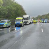 Zwischen zwei Lkw wurde ein Transporter am Dienstagmorgen auf der A2 eingequetscht.