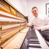 Maximilian van Bremen gehört einfach ans Klavier. Klar, der 42-Jährige ist im Pianohaus an der Hansastraße in Dortmund groß geworden. Heute ist er dort der Chef.