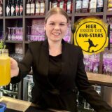 Lara Hamelmann, Guest Relation Managerin, steht hinter der Bar des „The Ash“. In Dortmund ist das Steakhouse bislang die einzige Filiale der Kette, die in Nordrhein-Westfalen acht Betriebe zählt.