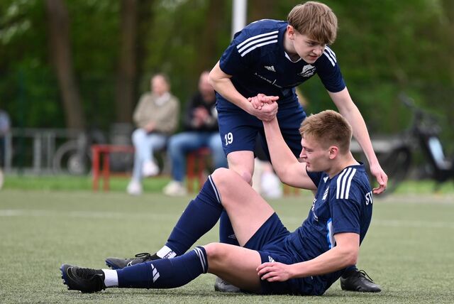 Finn Habant (r.) half bei der dritten Mannschaft der SG Titania/Rot-Weiß Erkenschwick in der Kreisliga C aus und erzielte sechs Tore. Die Folge: Er ist der neue Spieler des Spieltags!