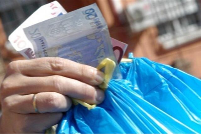 Eine Frau aus Oberhausen hat einen Sack mit Geld aus dem Fenster geworfen. Telefonbetrüger drängten sie dazu.