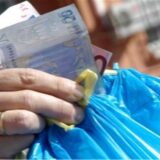 Eine Frau aus Oberhausen hat einen Sack mit Geld aus dem Fenster geworfen. Telefonbetrüger drängten sie dazu.