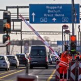 Bauarbeiter sperren die A43 mit einer Ampelschranke ab. (Symbolbild)
