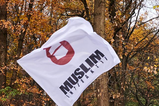 Eine Fahne der Islamisten-Gruppe Muslim Interaktiv.