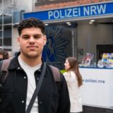 Ein 18-jähriger aus Süd steht auf dem Neumarkt in Recklinghausen vor einem Informationsstand der Polizei Recklinghausen
