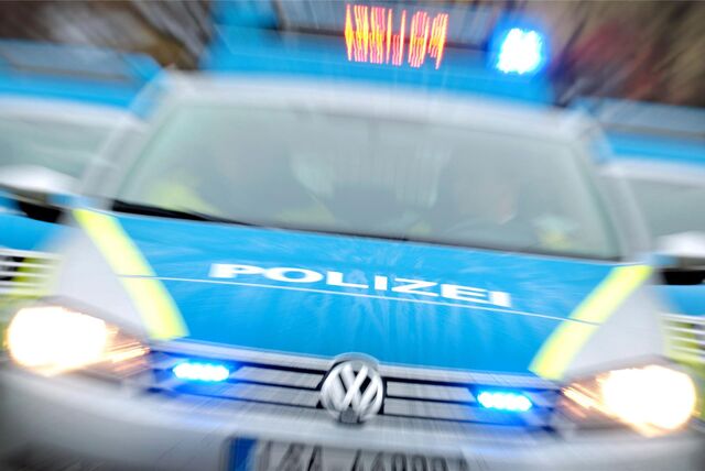 Ein Polizeiauto fährt mit eingeschaltetem Blaulicht