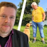 Johannes Beisenherz, 1. Vorsitzender von des Tierschutz Castrop-Rauxel e.V., im Juli 2023 mit Labrador-Hund Spike auf der Wiese des Tierheims. Ende jenen Jahres schloss man eine Vereinbarung mit der FDP, vertreten vor allem durch Nils Bettinger (l.). Die ist nun geplatzt.