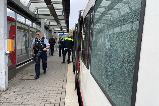 Polizeieinsatz an der Stadtbahnhaltestelle Schulte-Rödding, nachdem ein Mann die Stadtbahn mit einer Stahlkugel beschossen hatte.