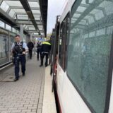 Polizeieinsatz an der Stadtbahnhaltestelle Schulte-Rödding, nachdem ein Mann die Stadtbahn mit einer Stahlkugel beschossen hatte.