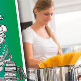 Frau kocht Nudeln.
