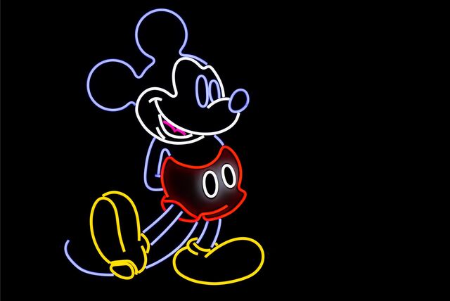 Ein Bild von Micky Maus ist während der Europapremiere der Ausstellung „Disney 100“ zu sehen.