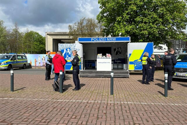 Auf dem Creiler Platz hat die Polizei am Mittwoch ihre AnsprechBar aufgebaut, um mit Marlerinnen und Marlern ins Gespräch zu kommen.