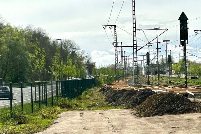 Bretterkonstrukte und „Maulwurfshügel“ zwischen Ludwig-Erhard-Allee und Bahnlinie in Recklinghausen.