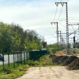 Bretterkonstrukte und „Maulwurfshügel“ zwischen Ludwig-Erhard-Allee und Bahnlinie in Recklinghausen.