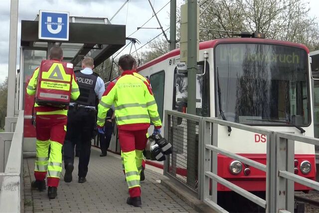 Polizei und Rettungssanitäter an der Straßenbahn