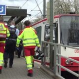 Polizei und Rettungssanitäter an der Straßenbahn