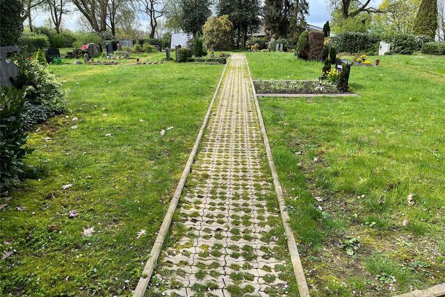Gehweg auf Friedhof Sythen