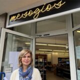 Sofia Chaita steht vor dem Supermarkt „Mesogios“.