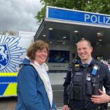 Bürgerin und Polizist: Kirsten Winzbeck und Hauptkommissar Jonas Meyer kennen sich gut aus der Gemeindearbeit.