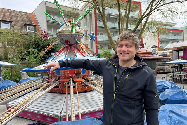 Steven Wels steht vor einem Fahrtgeschäft der Kirmes in Castrop-Rauxel.