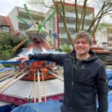 Steven Wels steht vor einem Fahrtgeschäft der Kirmes in Castrop-Rauxel.
