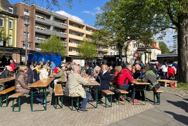 Start in die Naschmarktsaison. Schon vor 16 Uhr sind am Mittwochnachmittag die meisten Plätze besetzt.