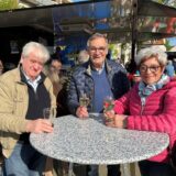 Ulrich Wachhorst, Reinhold und Josefine Roszak stehen um einen Stehtisch.