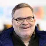 Das Foto zeigt den Moderator Elton.