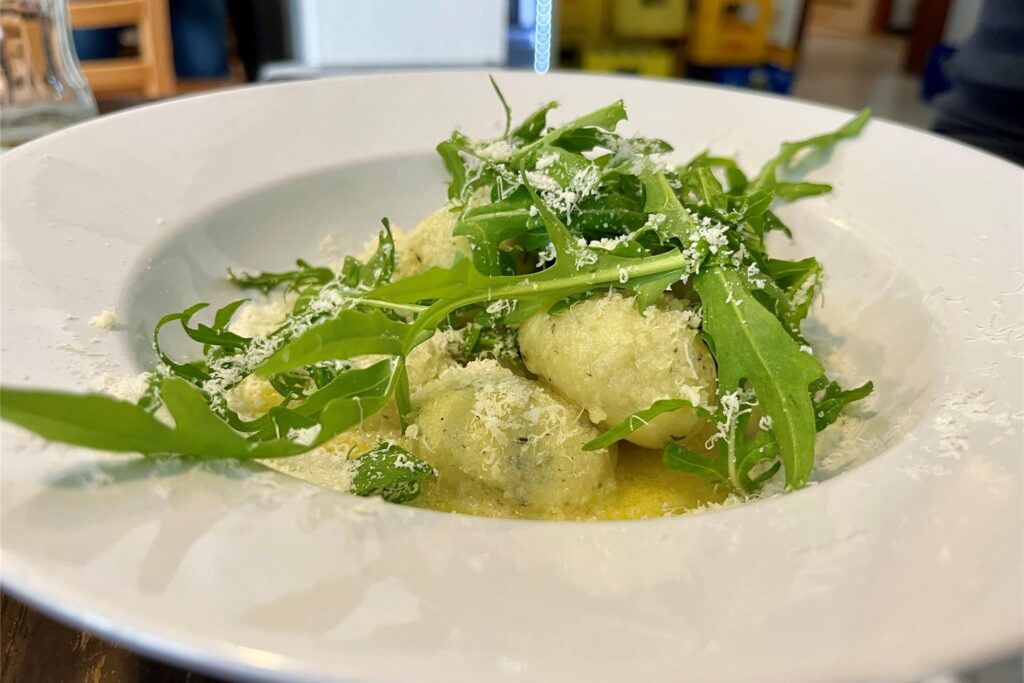 Gefüllte Gnocchi liegen bei „Pasta Buonissima“ in Dortmund auf einem Teller. Gefüllte Gnocchi liegen bei „Pasta Buonissima“ in Dortmund auf einem Teller.