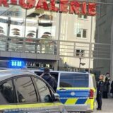 Einsatzfahrzeuge und Polizisten stehen vor der Thier-Galerie in Dortmund.